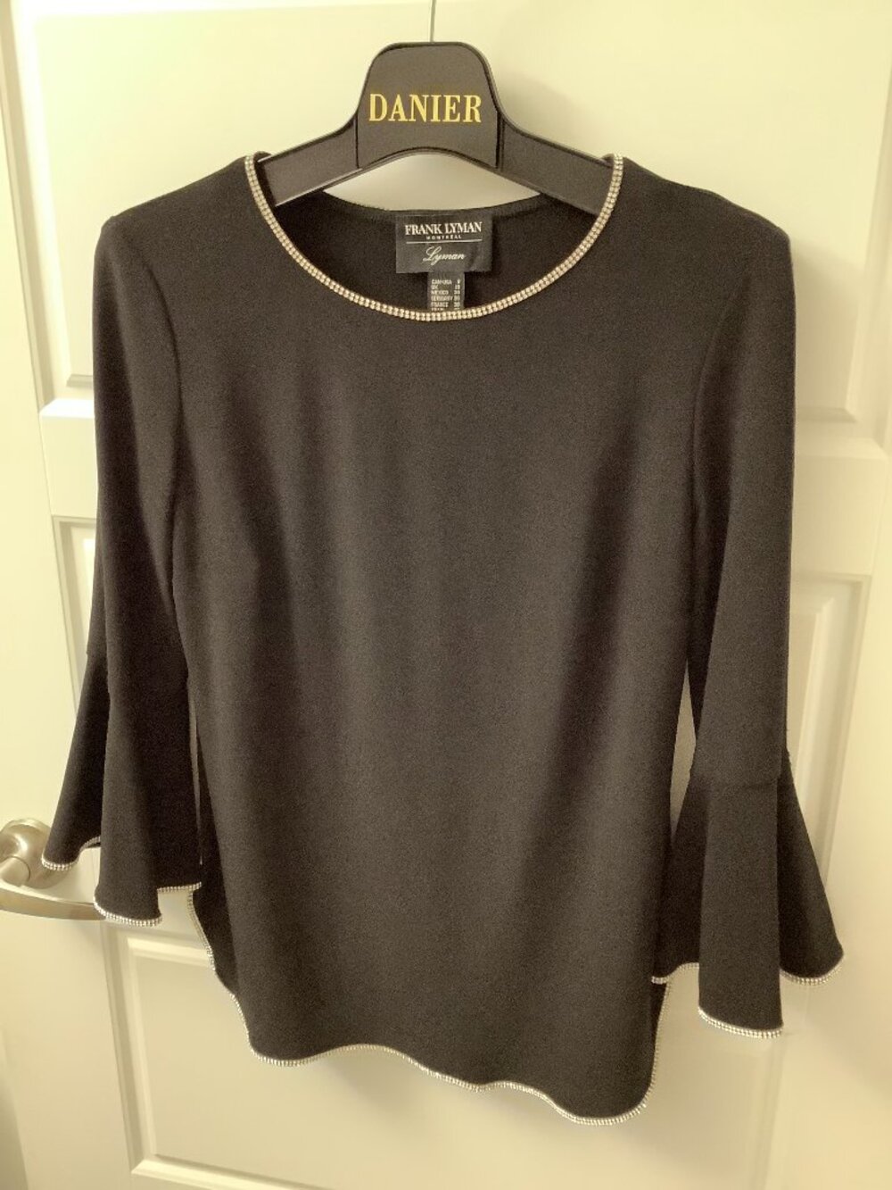 Chic black top by Frank Lyman Design Size 8